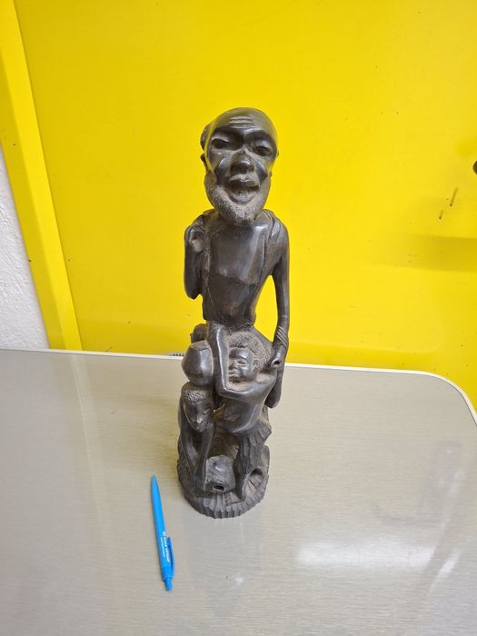 Grande escultura em madeira africana