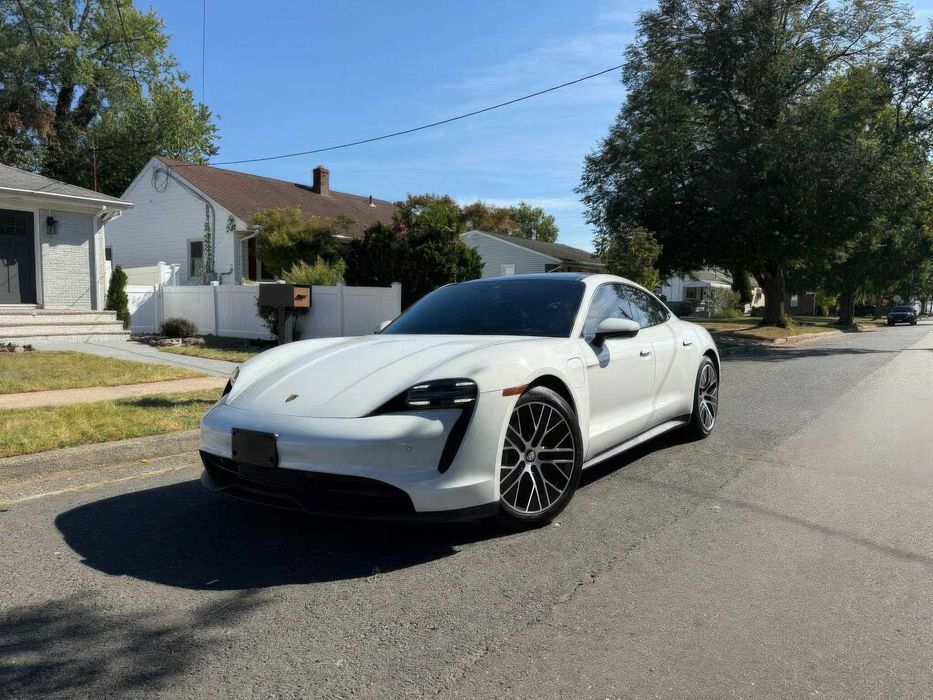 Porsche Taycan      2021