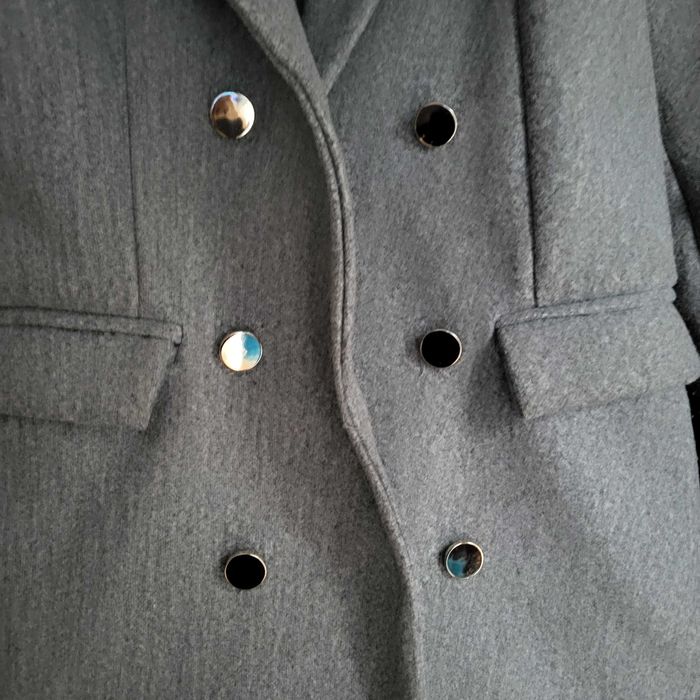 Szary, krótki płaszcz