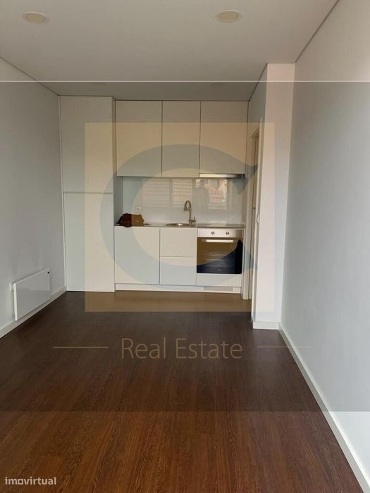 Localização Privilegiada - Cozinha Equipada - T1 C/ Varanda E Lugar De