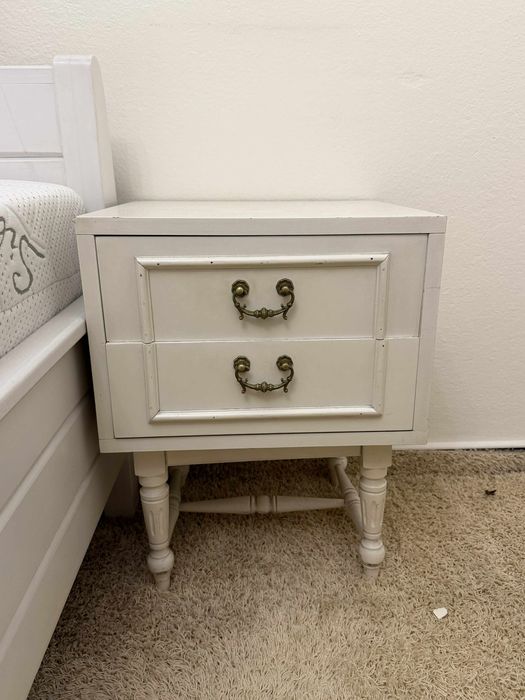 Szafki nocne białe w klasycznym stylu