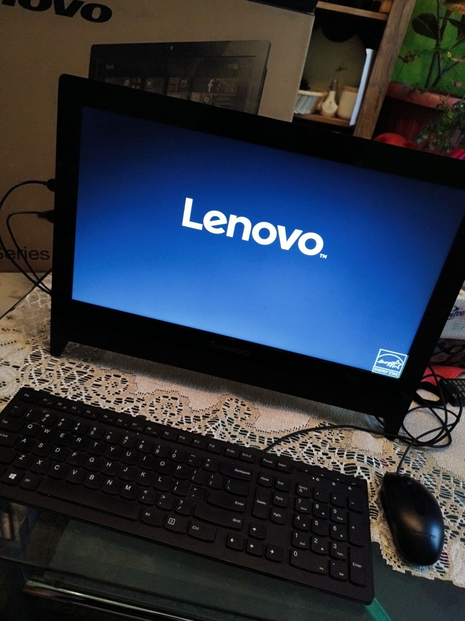 Komputer z monitorem LENOVO