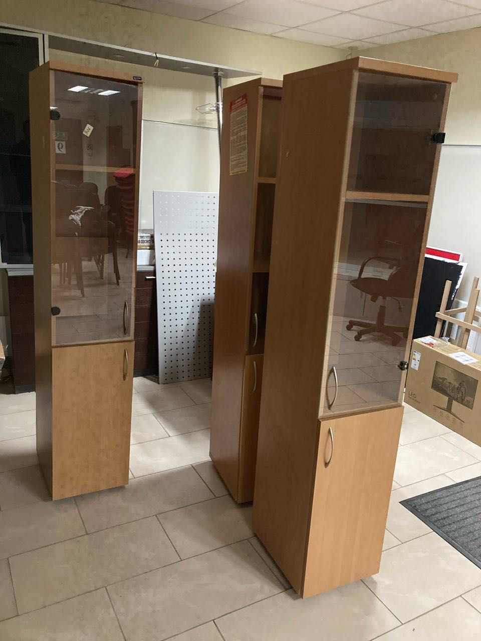 продам офісні мебі 25 комплектів