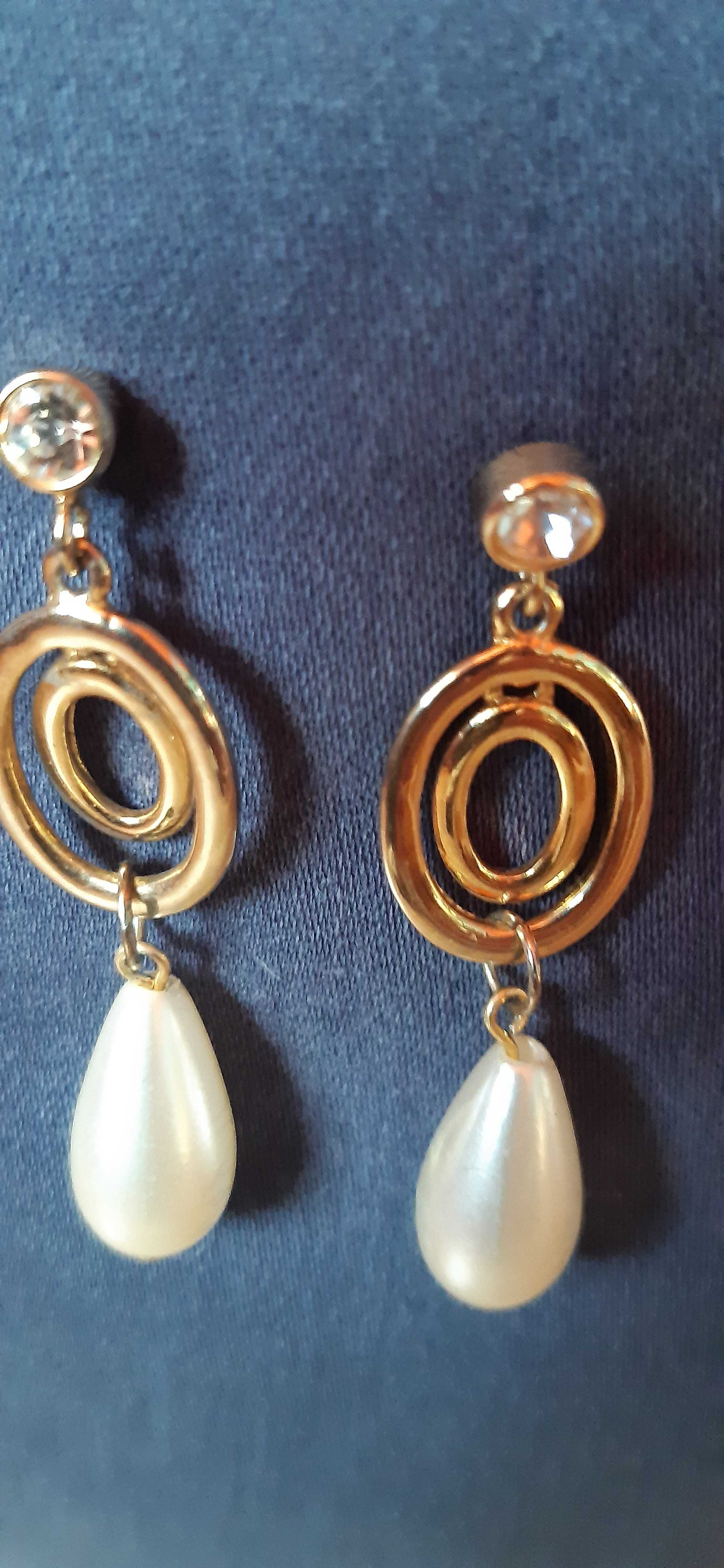 złote kolczyki z perłą