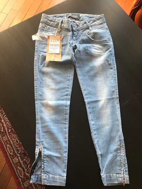 3 Jeans Novos Berska com etiquetas Originais total 10 Euros