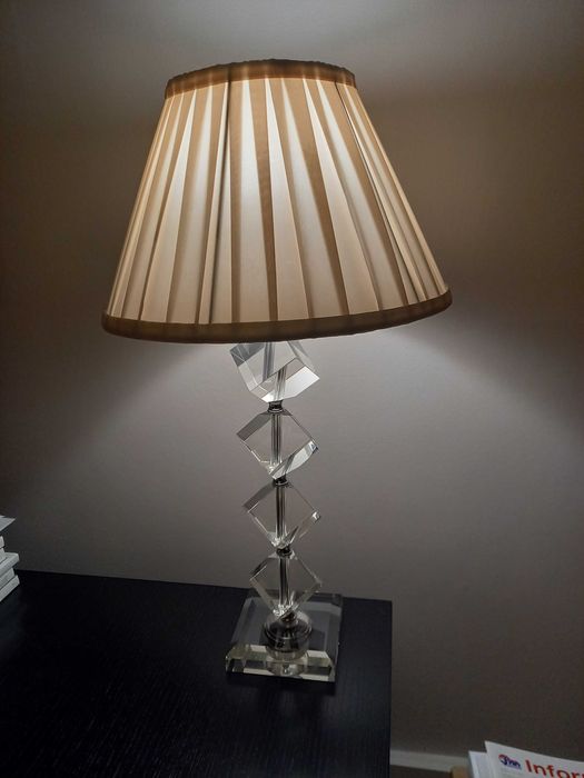 Lampa stołowa z efektowną podstawą.