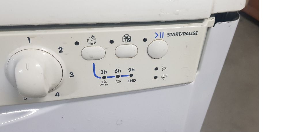 Máquina loiça Indesit DFG251