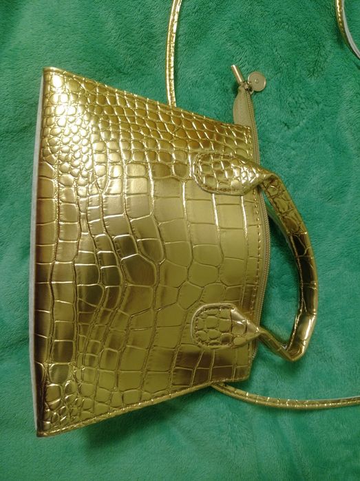 Золота сумочка, маленька на ремінці