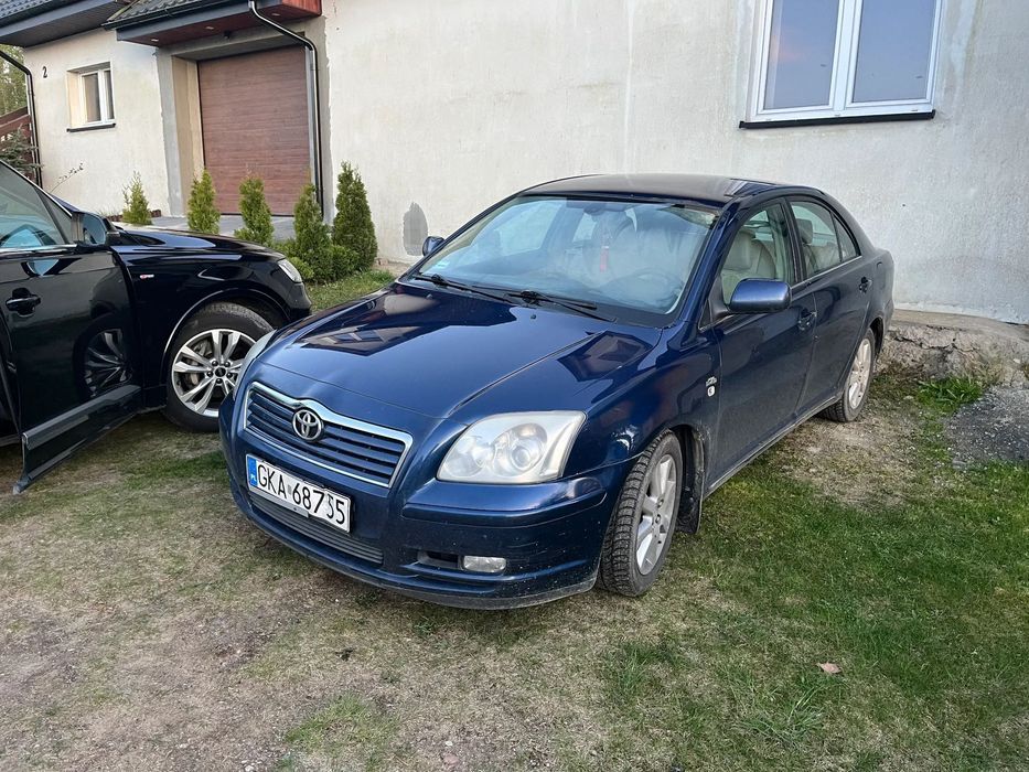Toyota Avensis Syndyk sprzeda samochód osobowy Toyota Avensis z 2003 r.