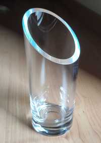 Jarro de vidro cilíndrico como artigo decorativo