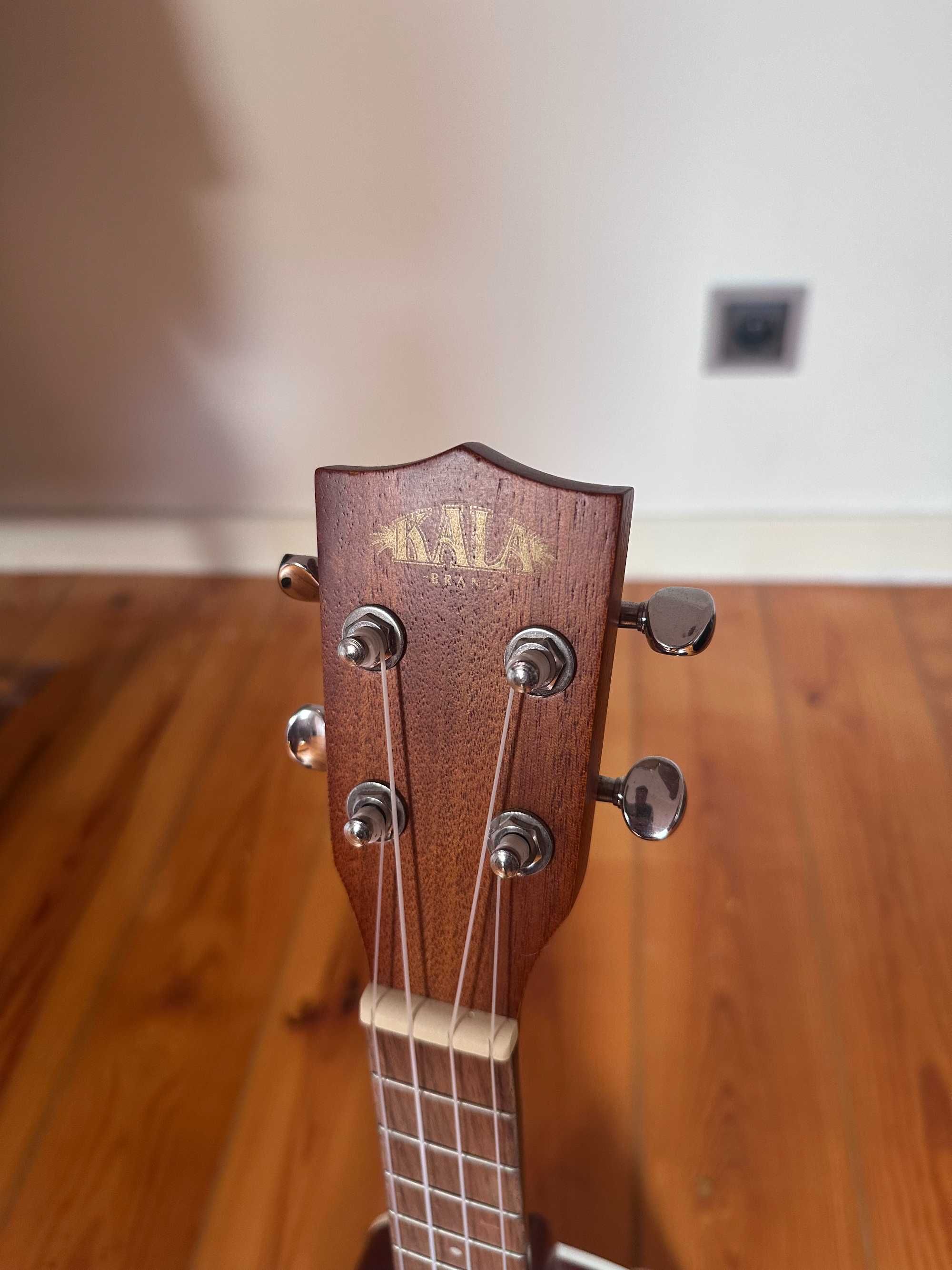 Conjunto Ukulele Kala KA-C Mahogany Concert + Stand + Afinador - NOVO