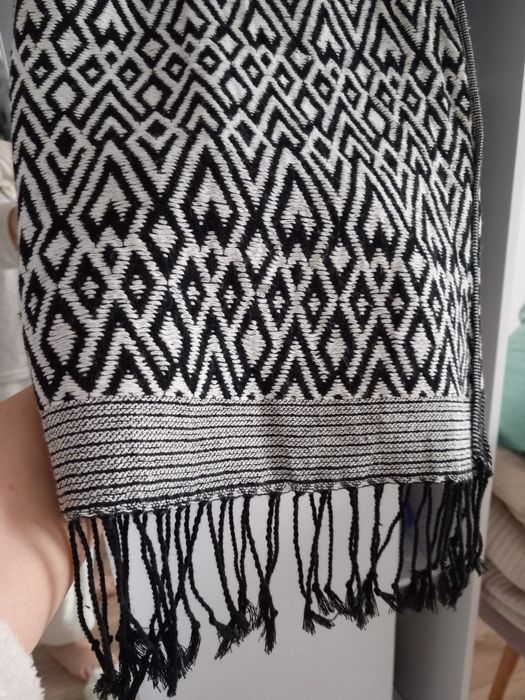 Piękny szal damski śliczny wzór