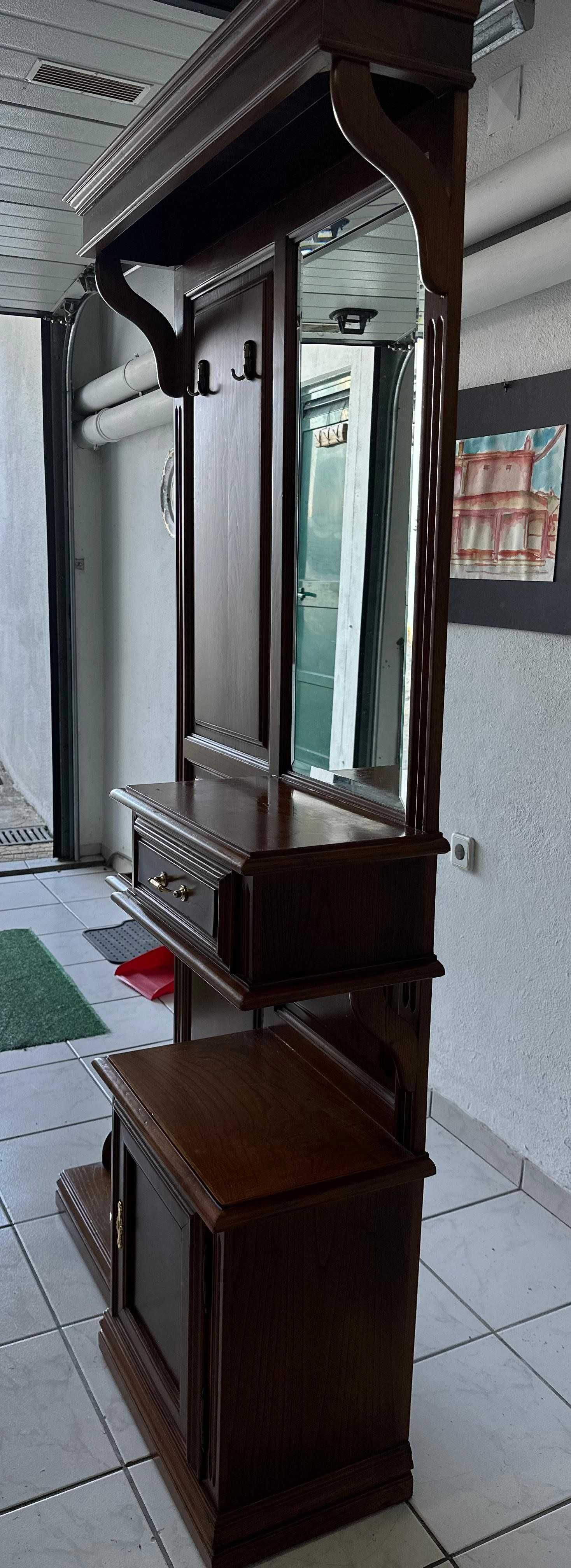 Vendo móvel de madeira em muito bom estado