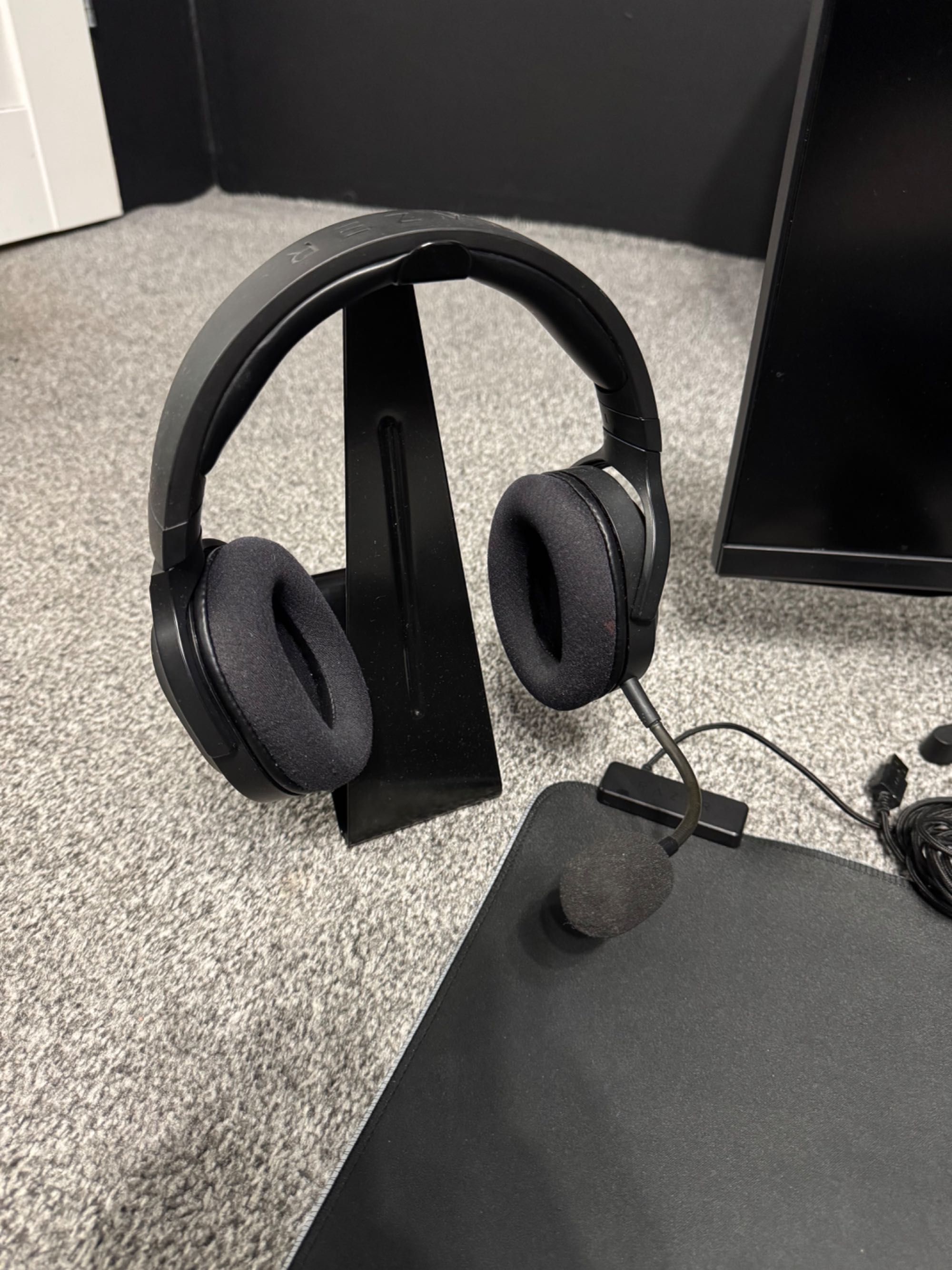 Komputer z monitorem i akcesoriami