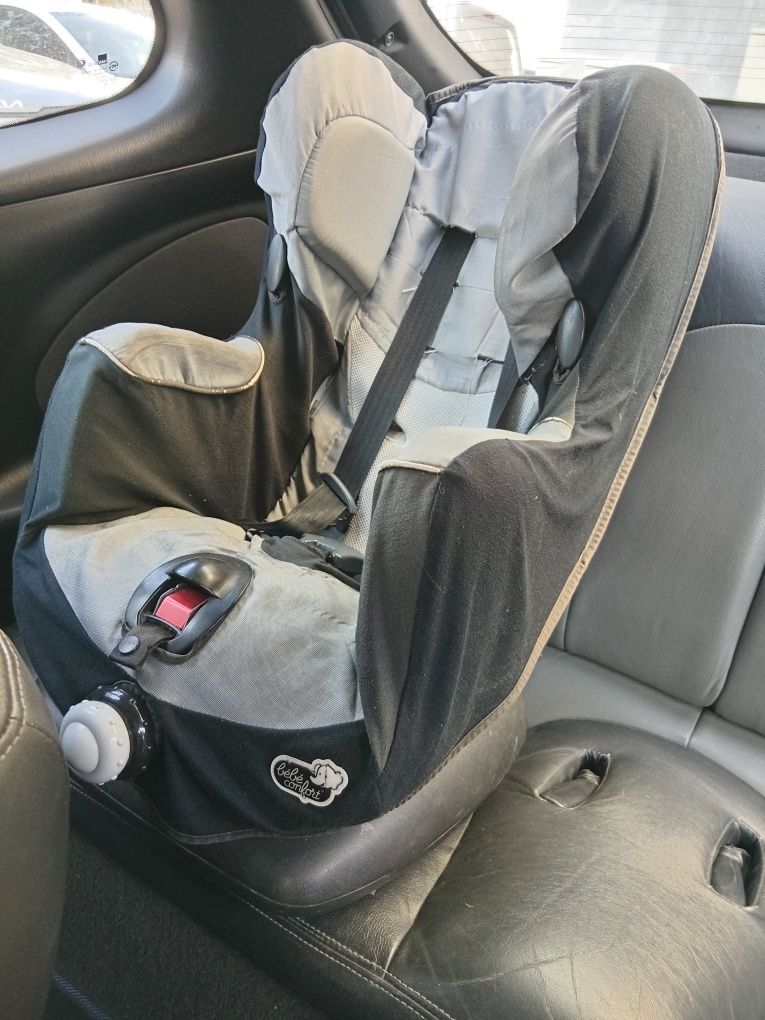 Vendo  cadeira bebê  para  carro  da marca  bebê  confort em bom estad