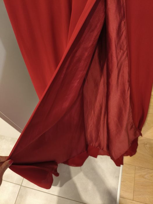 Burgundowa suknia wieczorowa