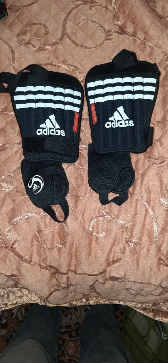 Продам футбольні щитки гомілок  adidas