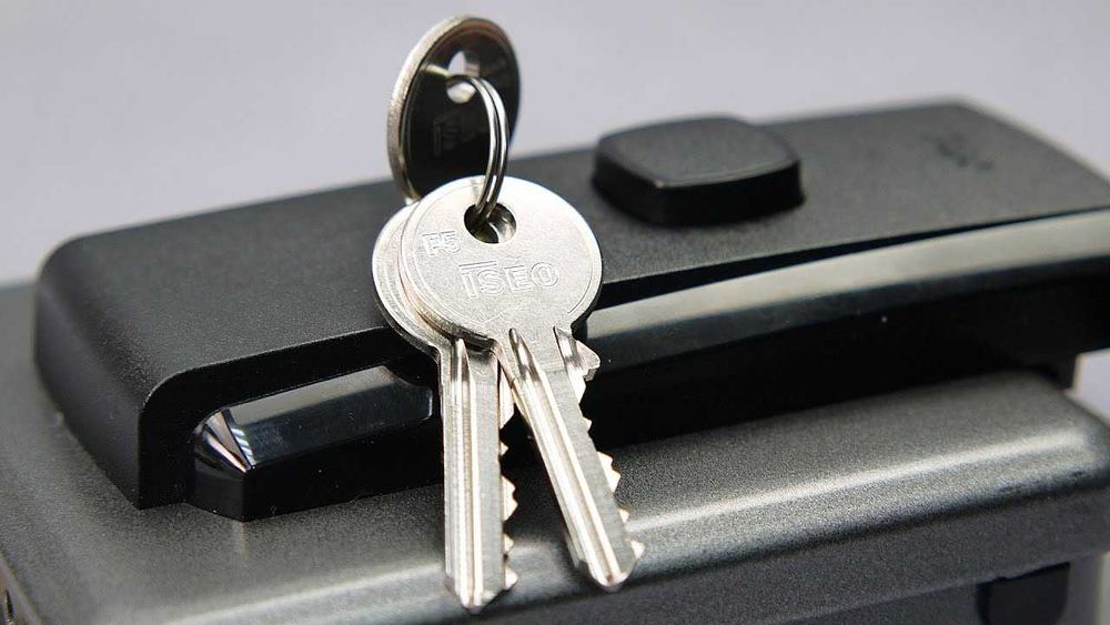 Электромеханический замок на калитку (ISEO 51n115 и 52N115). Италия.