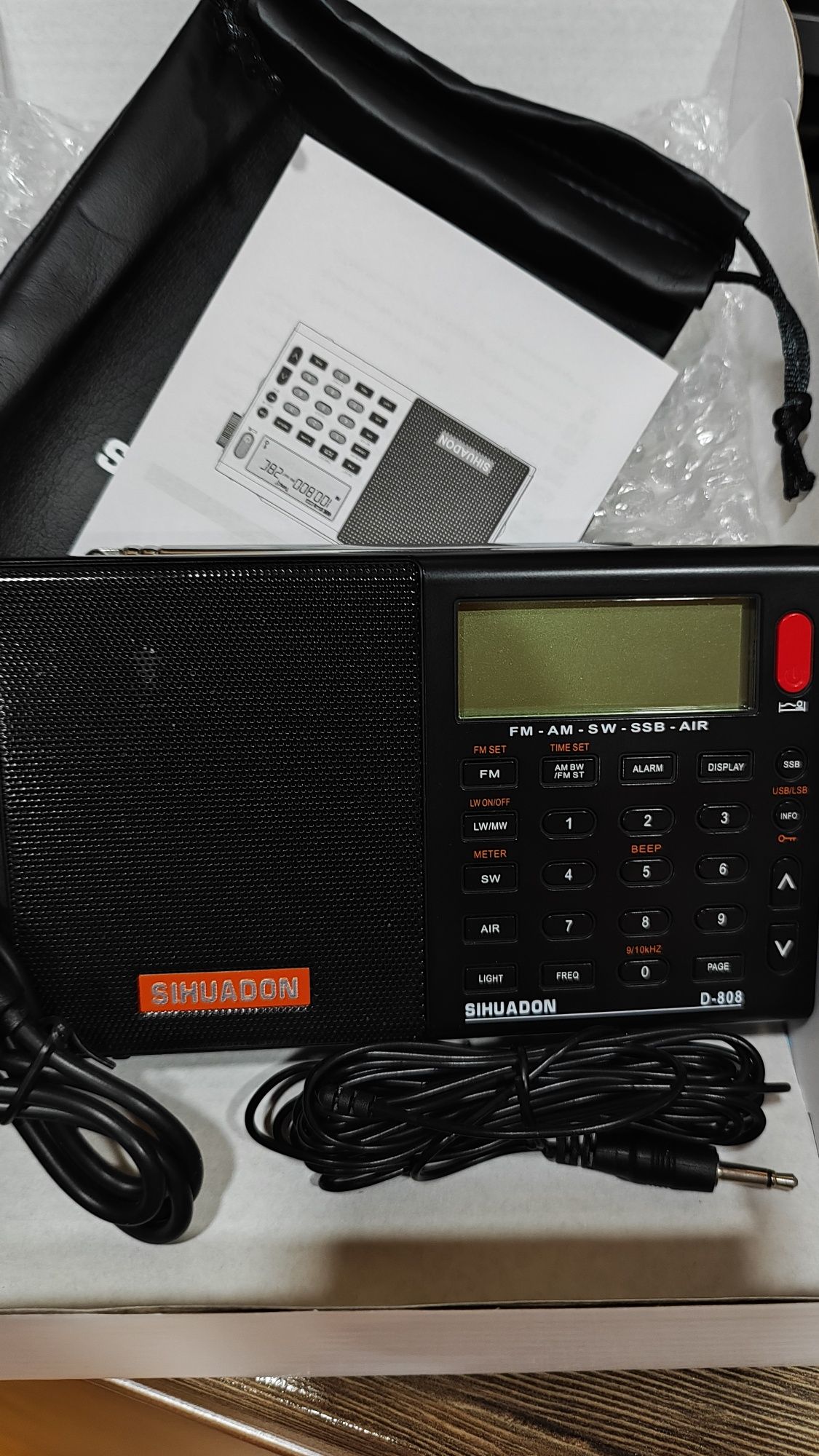 XHDATA D-808 – цифровий, портативний радіоприймач з вбудованим динамік