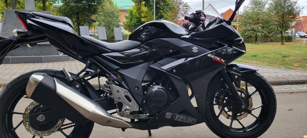 Suzuki GSX 250R, Сузукі GSR мото.