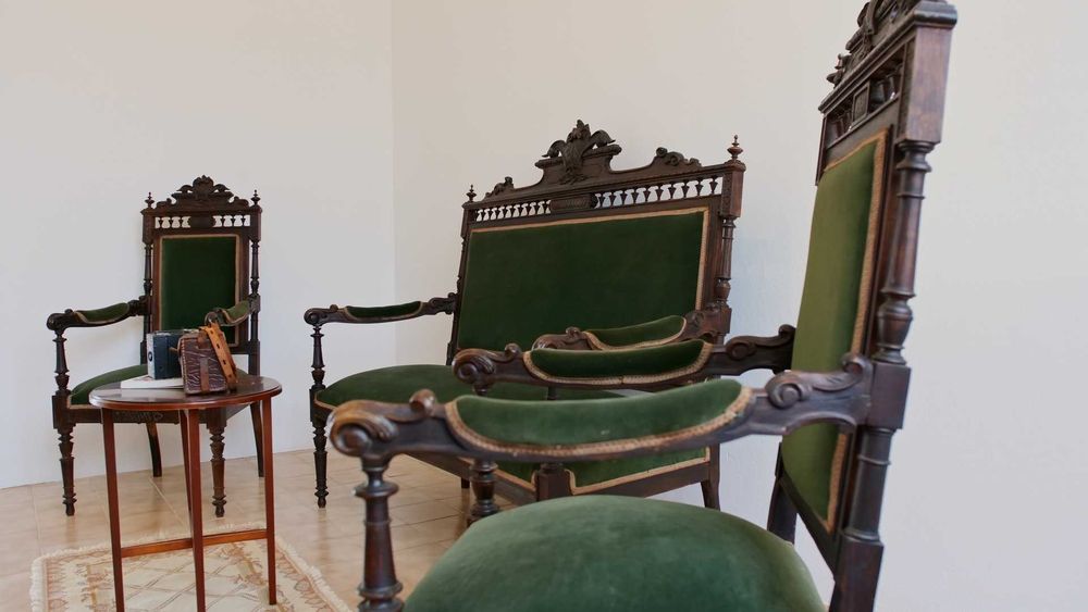 Canapé e cadeirões em vinhático estofados a veludo verde