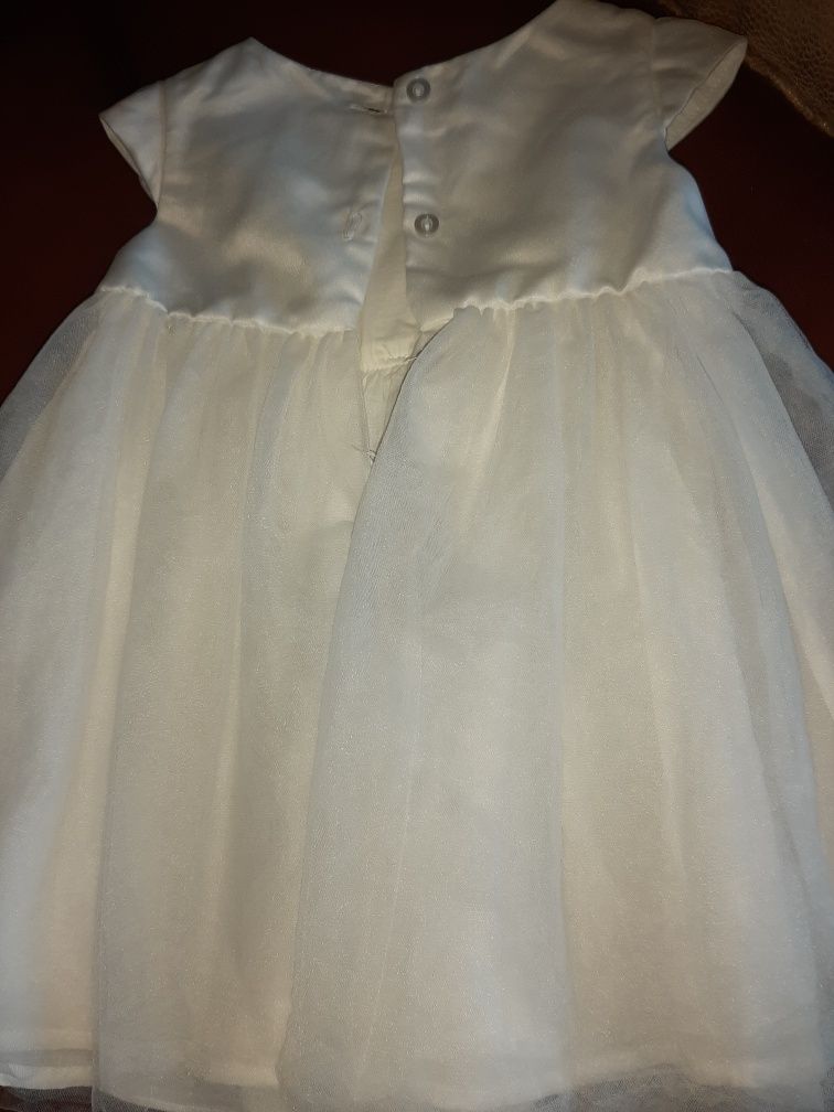 Śliczna białą sukieneczka