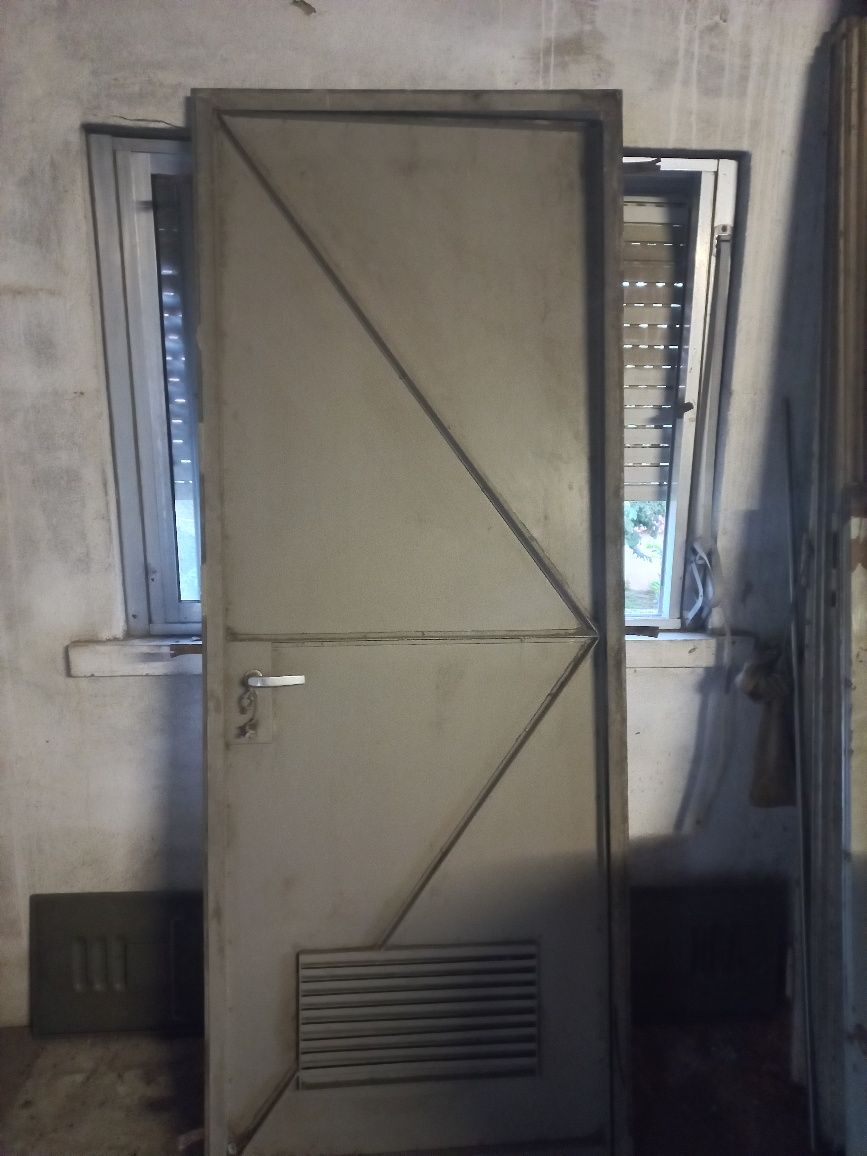 Porta de ferro com fechadura funcional