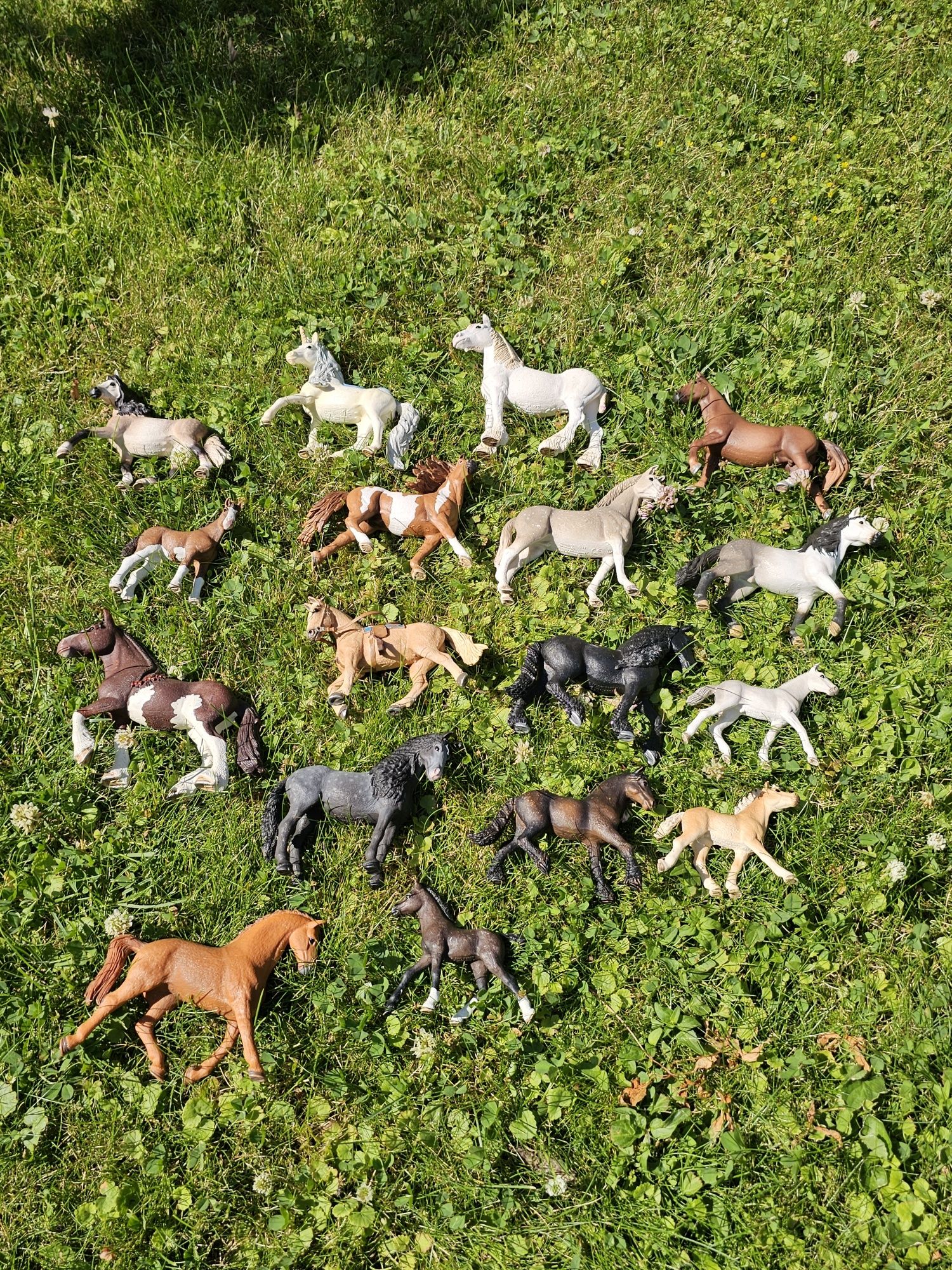 Stajnia dla koni, konie Schleich, Collecta, auto z przyczepą, zagroda