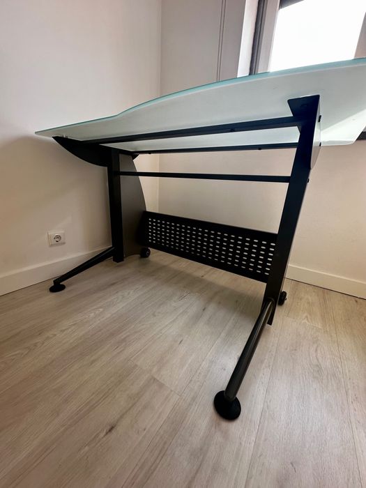 Conjunto de Secretaria com cadeira MARKUS do IKEA