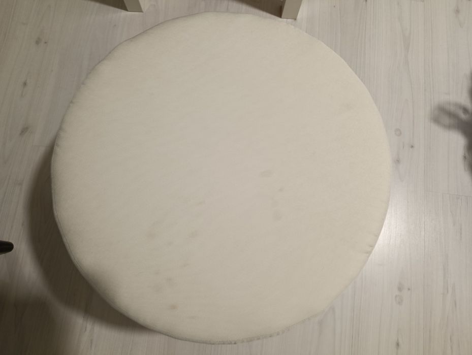 Kremowa pufa do salonu lub sesji fotograficznych