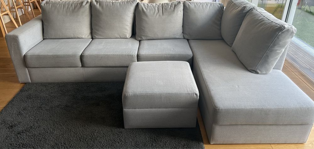 Sofa com chaise long e puff de apoio