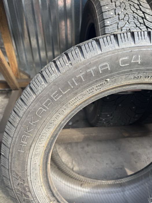 ШиниNokian hakkapelita tyres 215/60/17 с цешка вантажна кінець 22 року