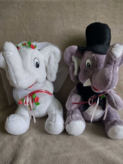 pluszowe słonie młoda para