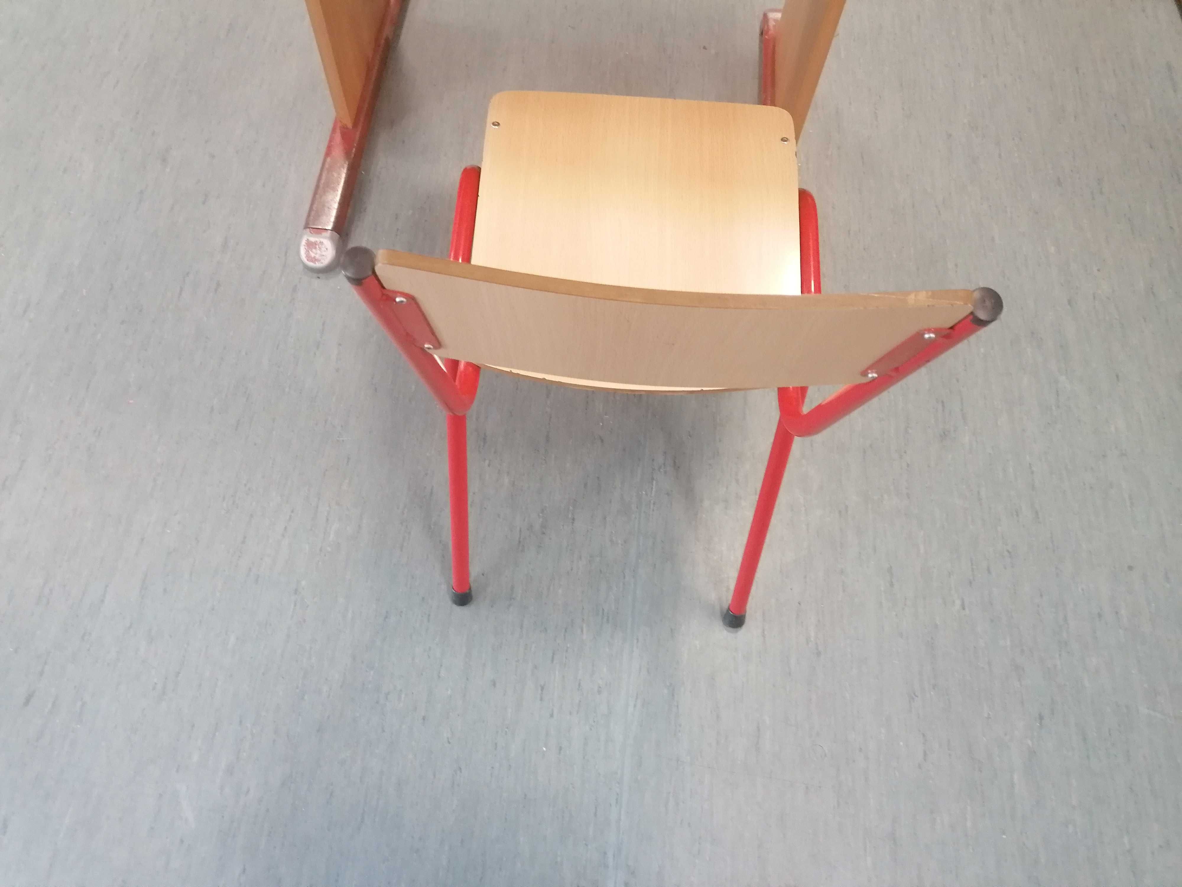 Cadeira em ferro e madeira (muito resistentes)