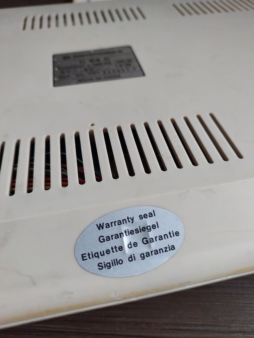 szczerbaty Commodore c64 z instrukcją