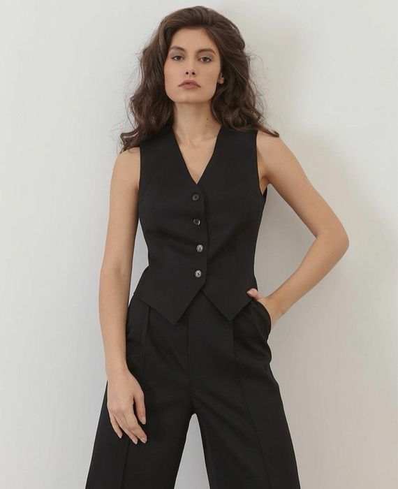 Чорна класична жилетка