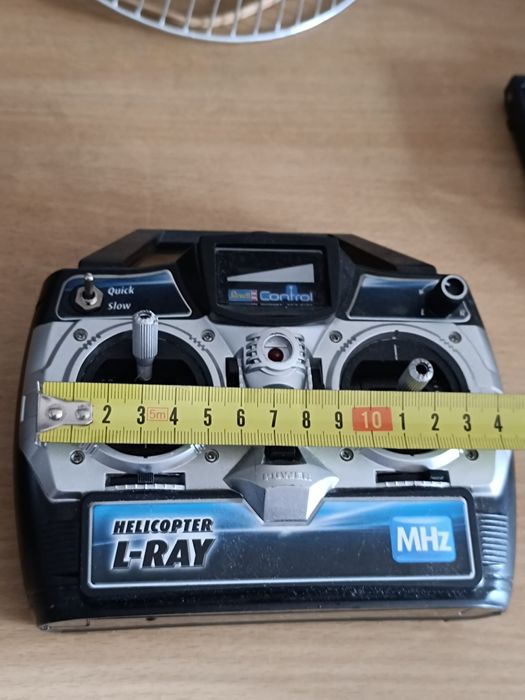 Controlo remoto de um helicóptero de brinquedo modelo "L-RAY HELICOPTE