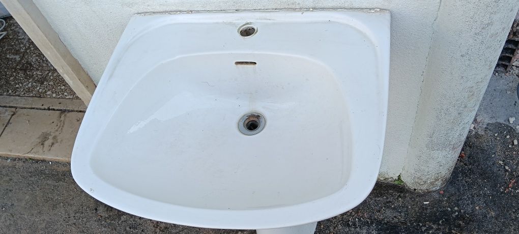 Lavatório branco com coluna
