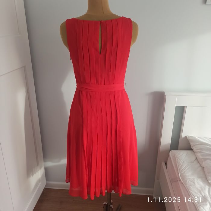 Czerwona marszczona sukienka wiązana w pasie S