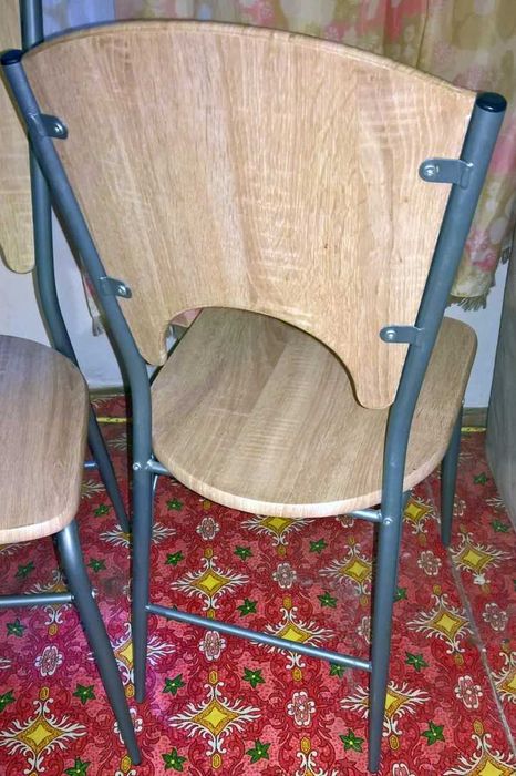 Dwa krzesła drewniano metalowe