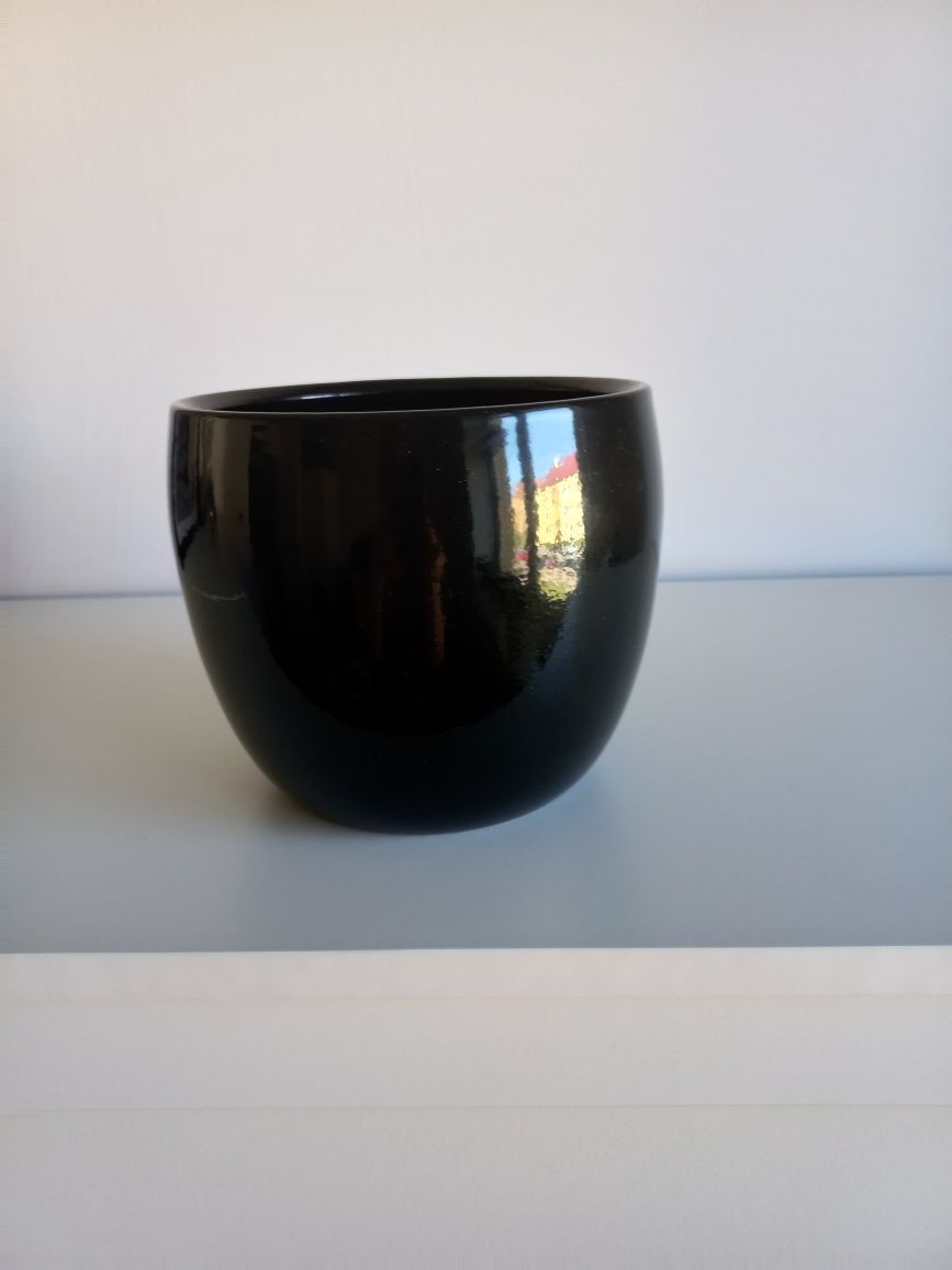 Sprzedam czarną ceramiczną osłonkę na doniczkę.