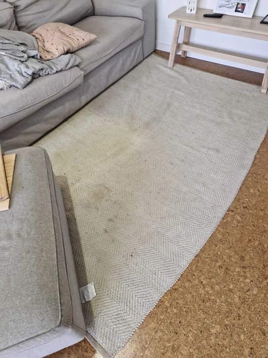 Tapete TVERSTED com algumas manchas