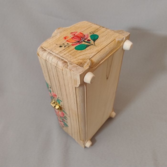 Декоративна скринька з розписом і оксамитовим дном