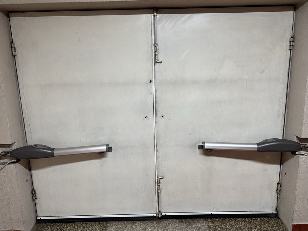 Portao de garagem  com sistema automatico de abertura