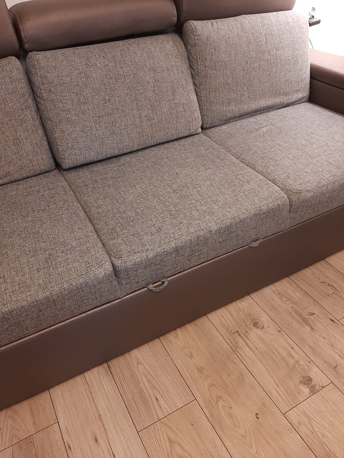 Sofa z pufą, salon Ramaro.