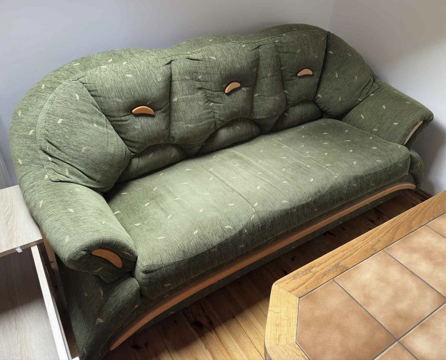 Sofa z funkcją spania i fotelem.