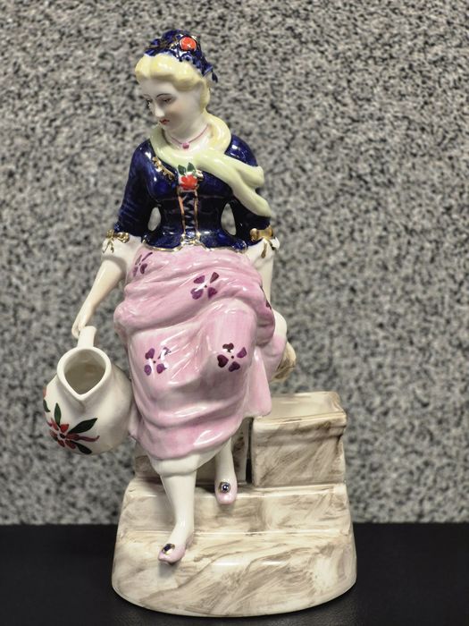 Porcelanowa figurka Dikolenko kobieta z dzbanem