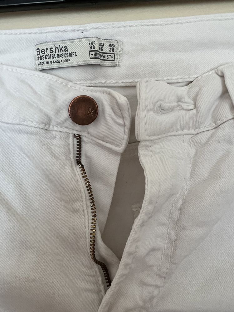 Białe szorty krótkie spodenki 38 M Bershka