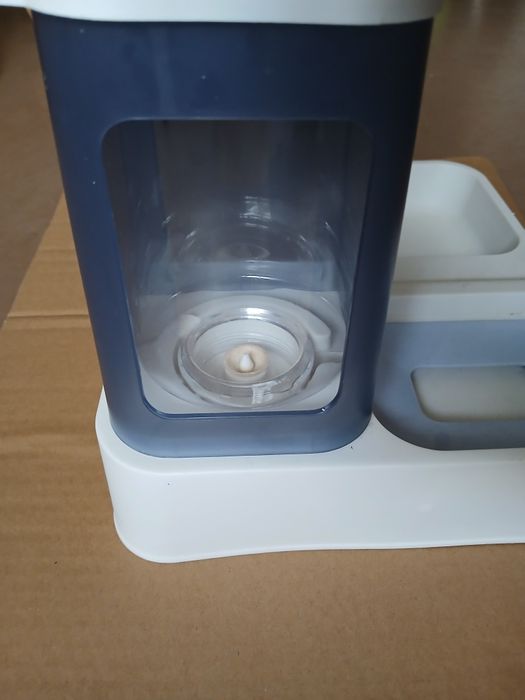 Кормушка и поилка для кошек