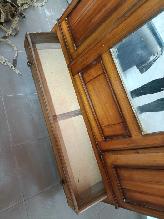 Vende- se Roupeiro antigo para desocupar